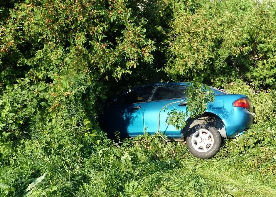 Řidička nezvládla řízení a skončila v živém plotě blízkého domu. Foto z místa nehody.