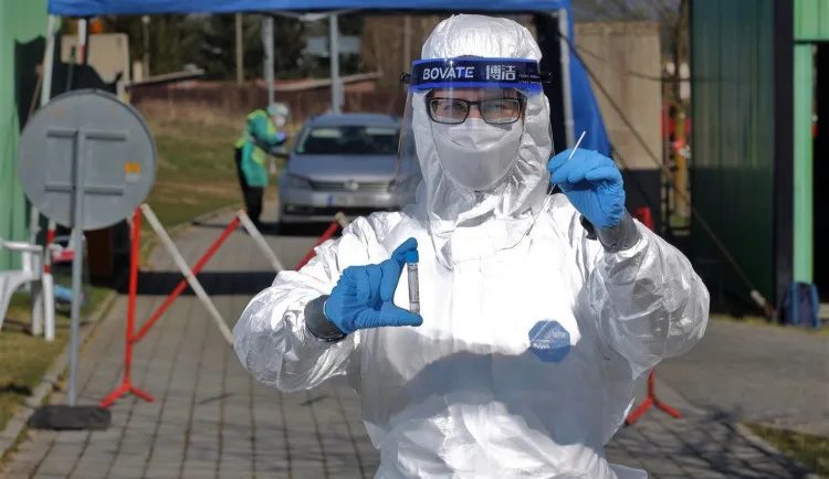 V Česku přibylo poprvé víc než 2000 nakažených za jeden den