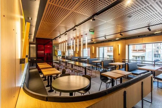 FOTO: Nový McDonald's v Olomouci. Podívejte se, jak vypadá restaurace s unikátním designem