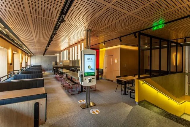 FOTO: Nový McDonald's v Olomouci. Podívejte se, jak vypadá restaurace s unikátním designem