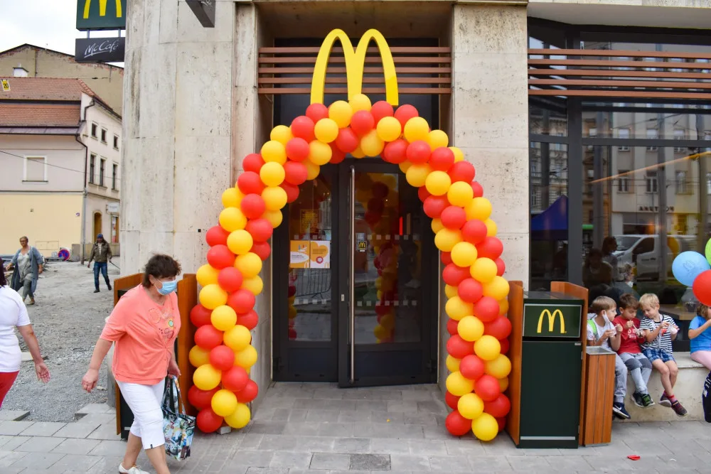 FOTO: Nový McDonald's v Olomouci. Podívejte se, jak vypadá restaurace s unikátním designem