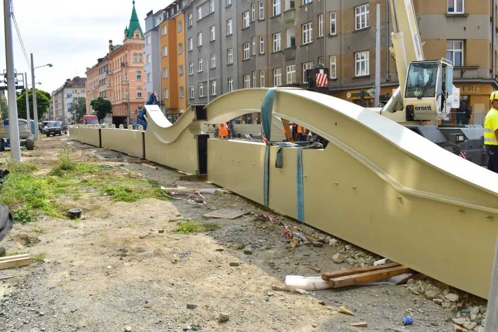FOTO: K mostu na Masarykově třídě se z Itálie začaly dovážet kovové konstrukce