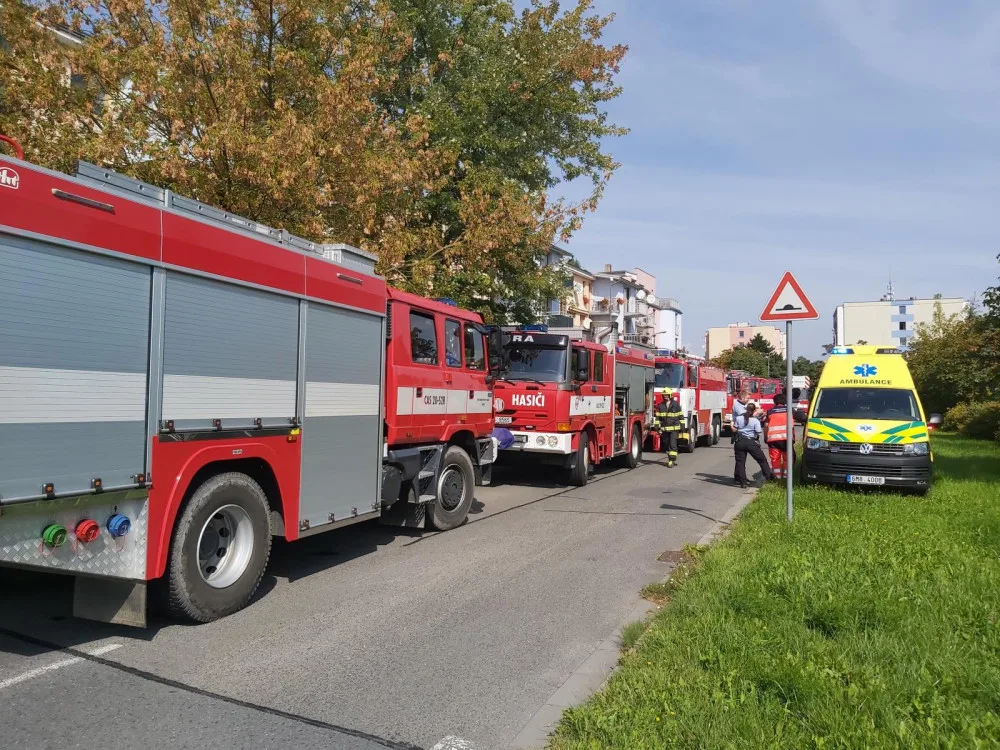 FOTO: Výbuch v mohelnickém bytě způsobila varna drog. Nájemník se pak ukryl do sklepa
