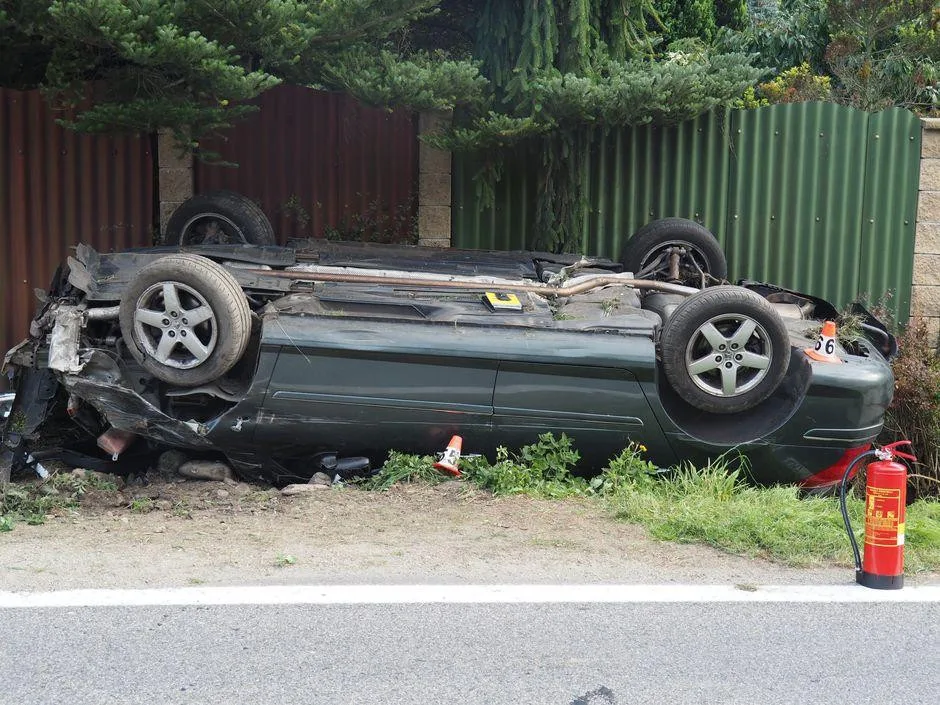 Auto skončilo na střeše. Foto z místa nehody.