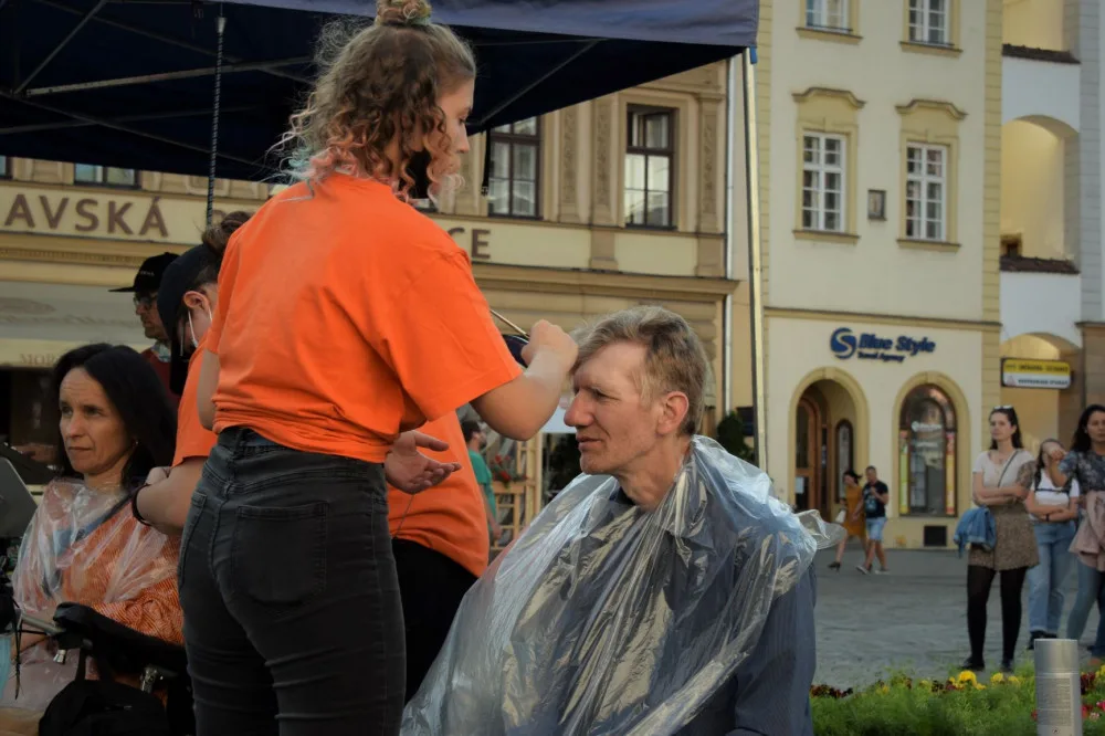 Třídenní sbírka na podporu tělesně postižených bude mít letos bohatý program. Hrát se bude až do čtvrtka