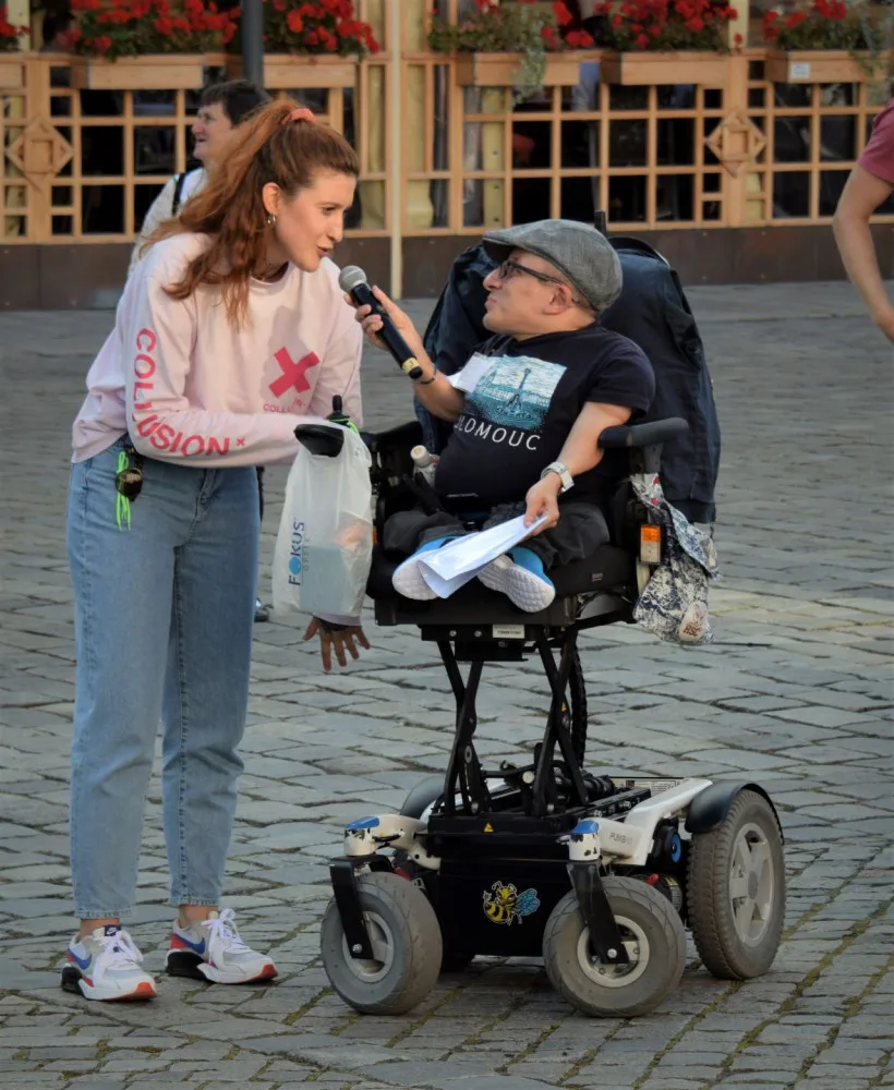Třídenní sbírka na podporu tělesně postižených bude mít letos bohatý program. Hrát se bude až do čtvrtka