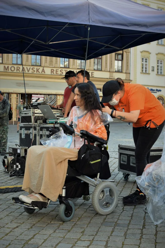 Třídenní sbírka na podporu tělesně postižených bude mít letos bohatý program. Hrát se bude až do čtvrtka