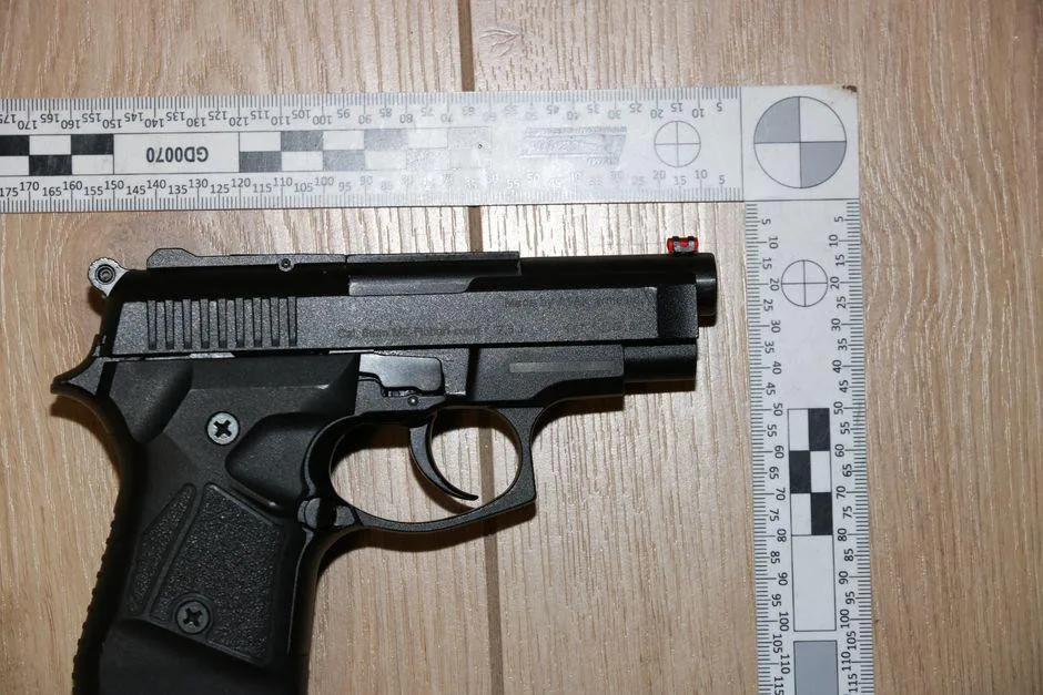 U zadrženého muže doma policie našla také zbraně.