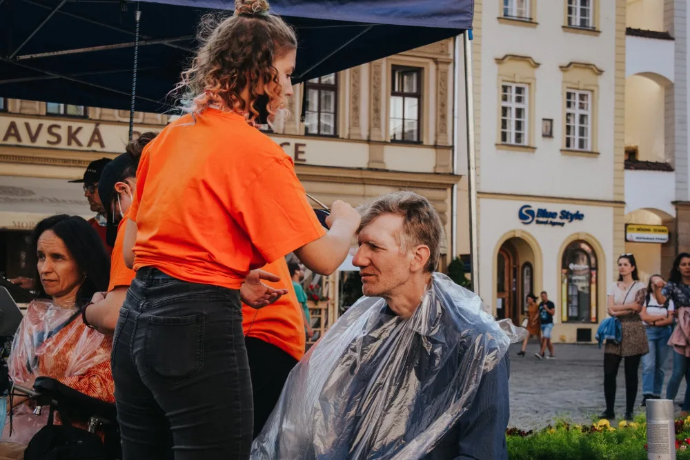 Studentky Štursovky na Horním náměstí ostříhaly handicapované zájemce.
