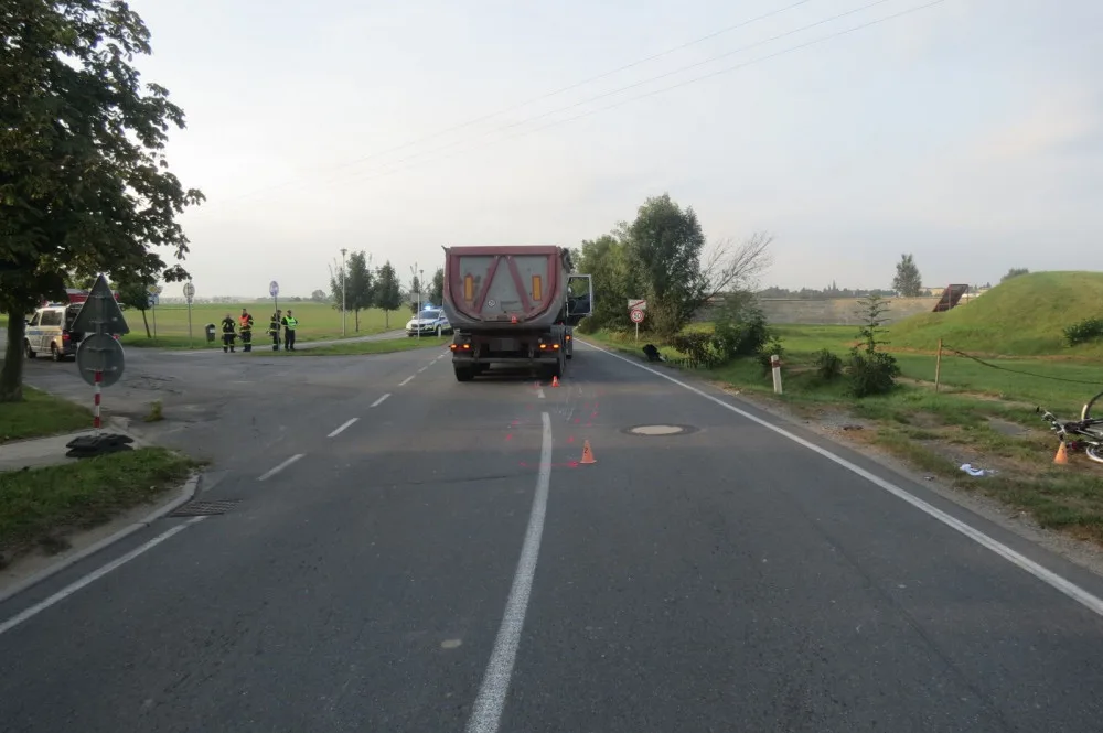 Nákladní auto cyklistku předjíždělo v místě křižovatky. 