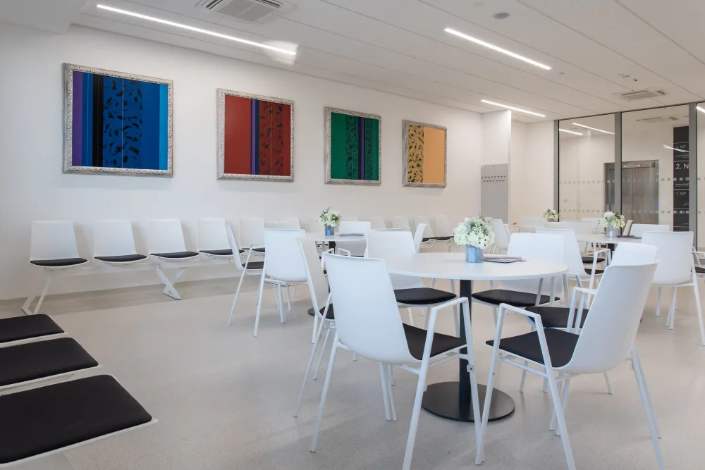 Umění vkusně doplňuje moderní architekturu nové budovy hemato-onkologické kliniky.