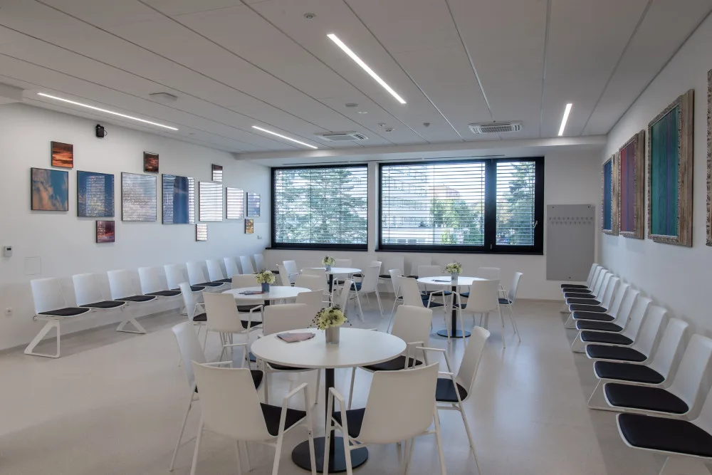 Umění vkusně doplňuje moderní architekturu nové budovy hemato-onkologické kliniky.