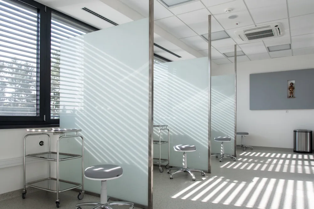 Umění vkusně doplňuje moderní architekturu nové budovy hemato-onkologické kliniky.
