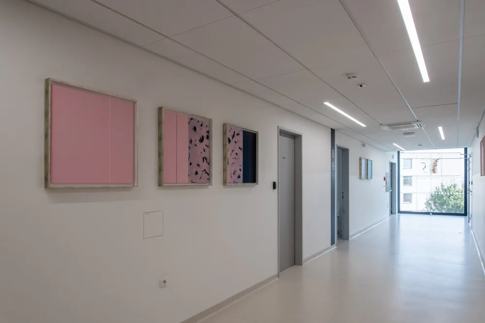 Umění vkusně doplňuje moderní architekturu nové budovy hemato-onkologické kliniky.