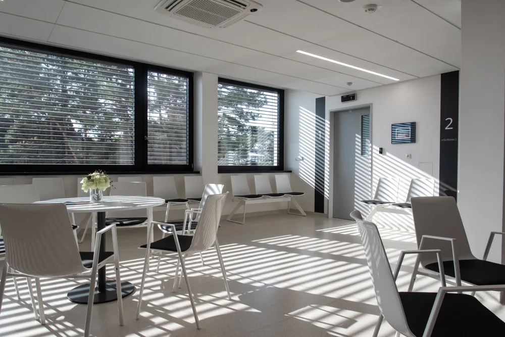 Umění vkusně doplňuje moderní architekturu nové budovy hemato-onkologické kliniky.