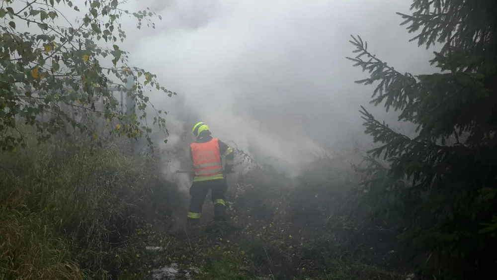 U požáru štěpky od včerejška zasahuje pět hasičských jednotek. Materiál stále doutná