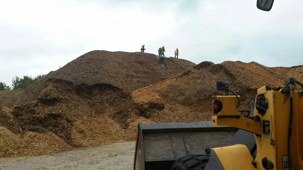 U požáru štěpky od včerejška zasahuje pět hasičských jednotek. Materiál stále doutná