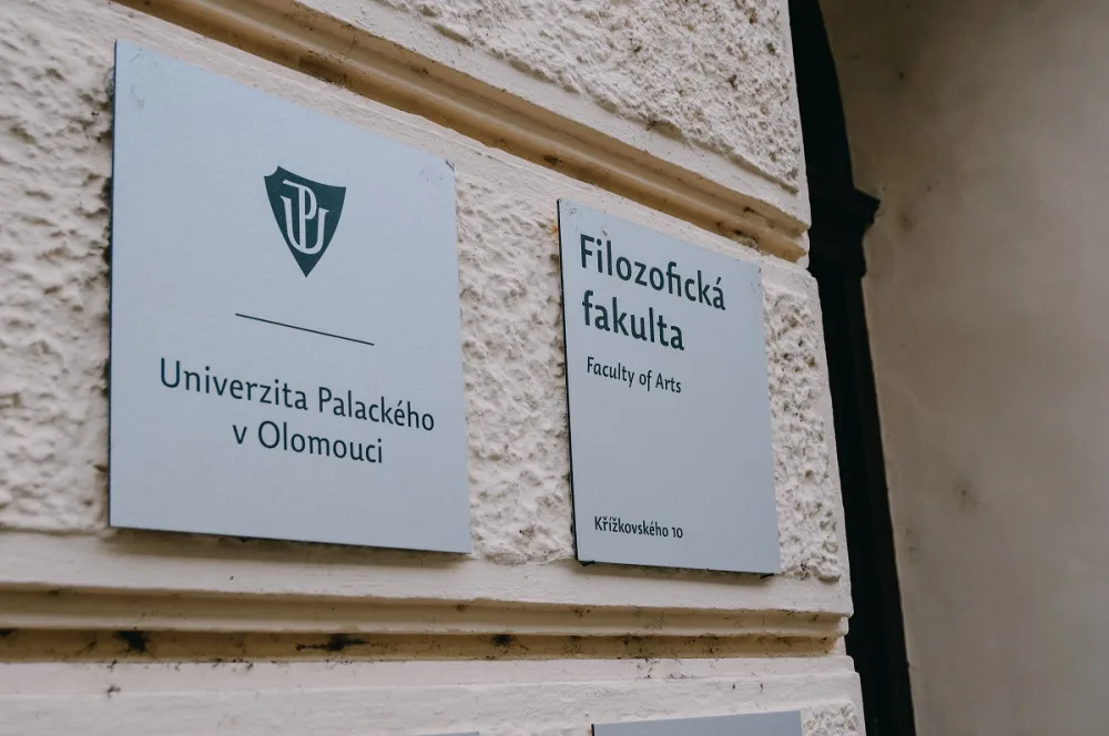 Univerzita Palackého se dále snaží zachovat prezenční výuku, omezuje skupiny