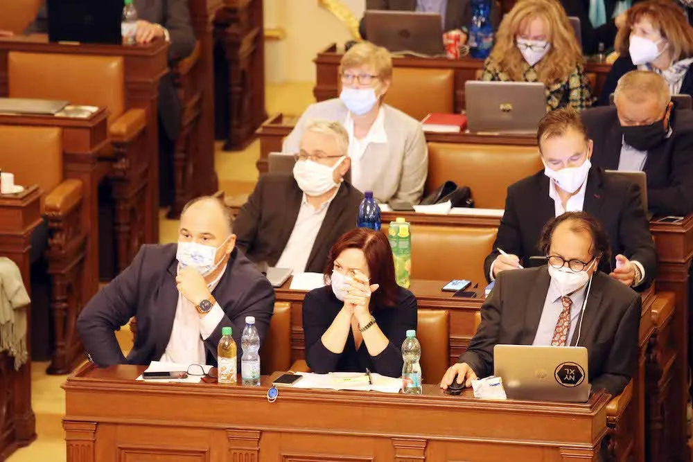 Vláda schválila nouzový stav. Začne platit od pondělí