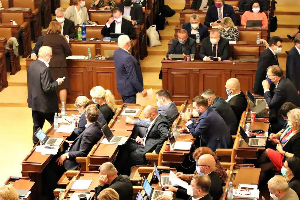 Vláda schválila nouzový stav. Začne platit od pondělí