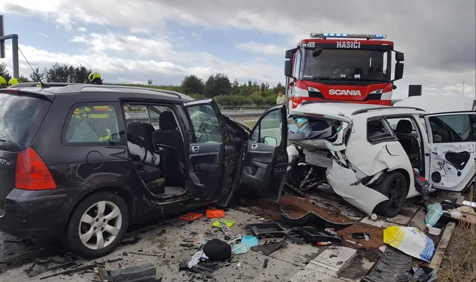 AKTUÁLNĚ: Dálnici D1 u Lipníku nad Bečvou zablokovala vážná nehoda čtyř aut, sedm osob zraněno