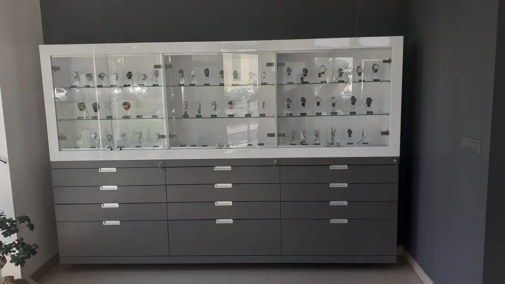 Celníci zabavili v jednom z olomouckých obchodů přes 300 padělaných hodinek luxusních značek
