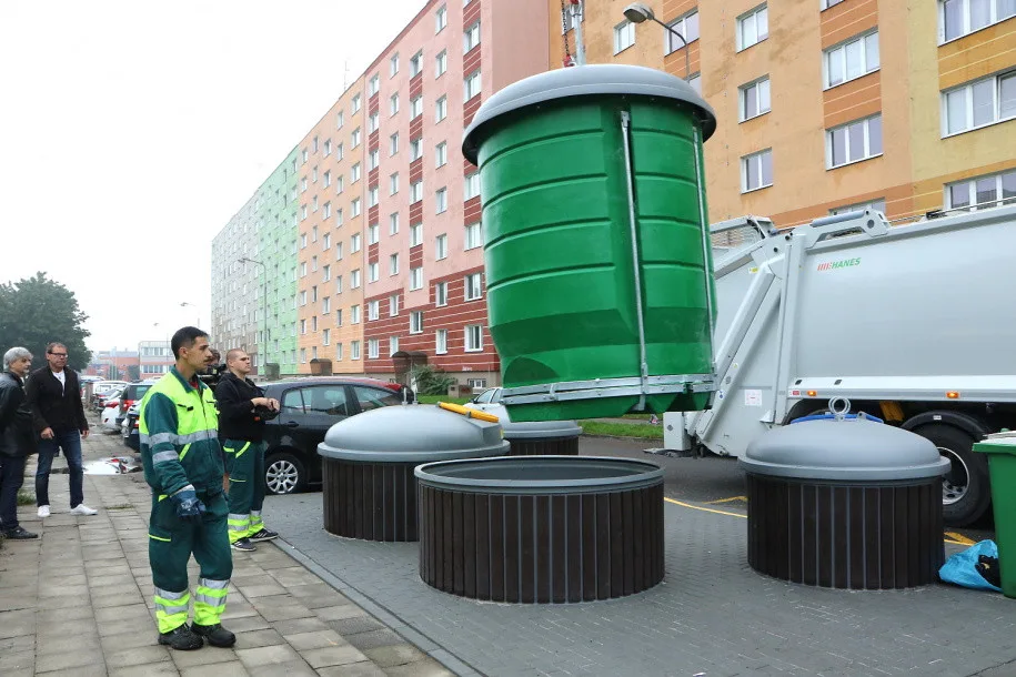 Na olomouckém sídlišti Nové Sady jsou nové velkokapacitní kontejnery.