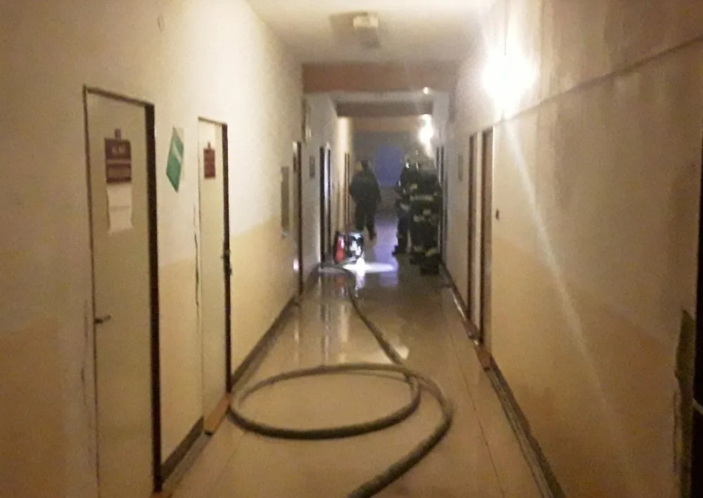 Čtyři jednotky hasičů zasahovaly v uničovské ubytovně. Příčina požáru se vyšetřuje