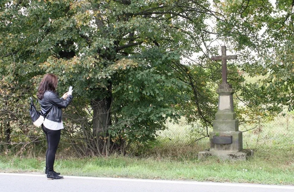 Kamenný kříž bez majitele si osvojilo město. Kvůli stavbě dálnice ho přesunulo na jiné místo
