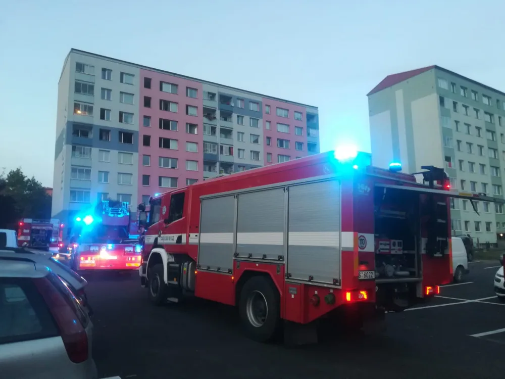 FOTO: Hasiči zachránili dítě a další dvě osoby z hořícího bytu panelového domu
