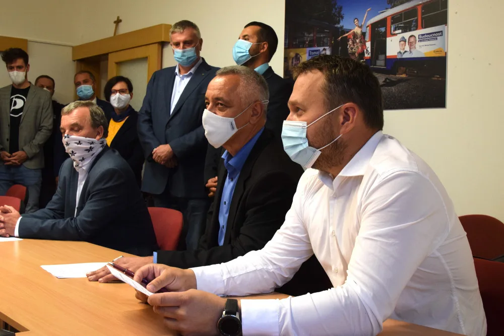 Olomoucký kraj povedou Piráti se STAN, Spojenci a ODS. Známé je i jméno nového hejtmana
