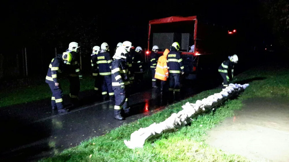 Hasič zasahují u rozvodněných řek