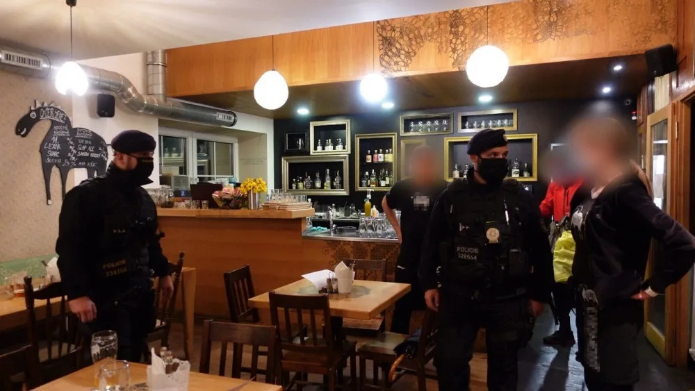 Policie při kontrole jednoho z olomouckých podniků.
