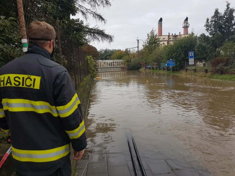 FOTO: Riziko povodní přetrvává. U Přerova voda zaplavila pět ulic, podjezd i domy