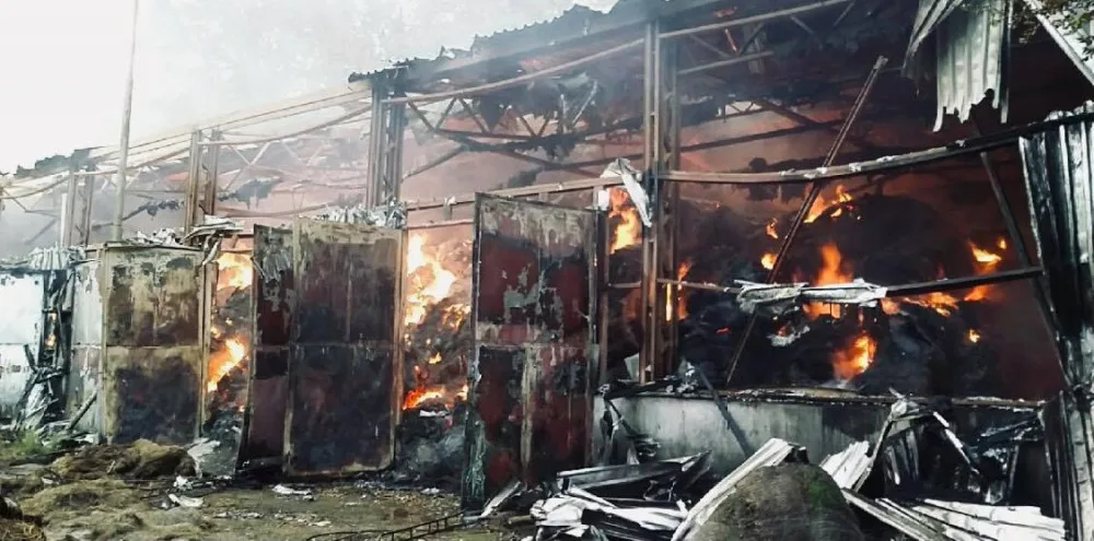 FOTO: V Mikulovicích na Jesenicku hoří hala s uskladněným senem