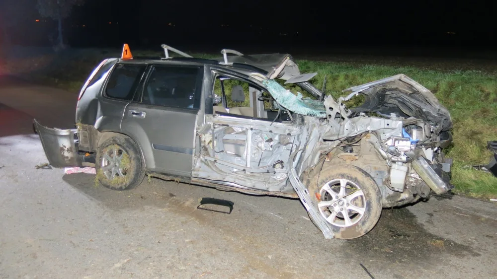 Po srážce s traktorem se auto dostalo do smyku a přetočilo se na střechu. Foto z místa nehody.