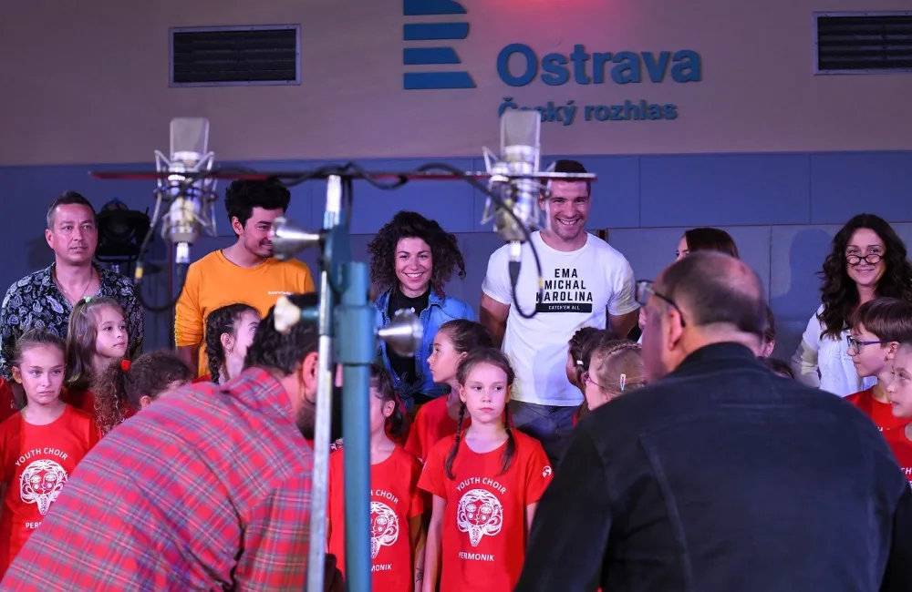 VIDEO: Hokejista Olesz zpíval v charitativní písničce! Nedávno navíc přispěl na vozík Bedříškovi