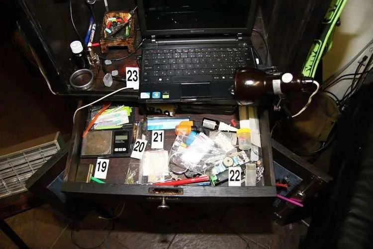 FOTO: Policisté opět našli pervitin a marihuanu u stejného muže. Zatím je na svobodě