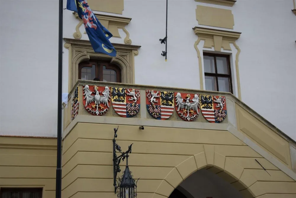 FOTO: Opravu olomoucké radnice dovršilo slavnostní odhalení erbů