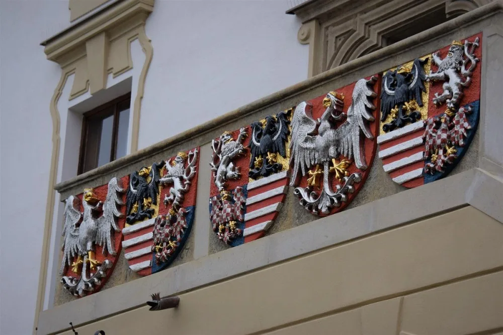 FOTO: Opravu olomoucké radnice dovršilo slavnostní odhalení erbů