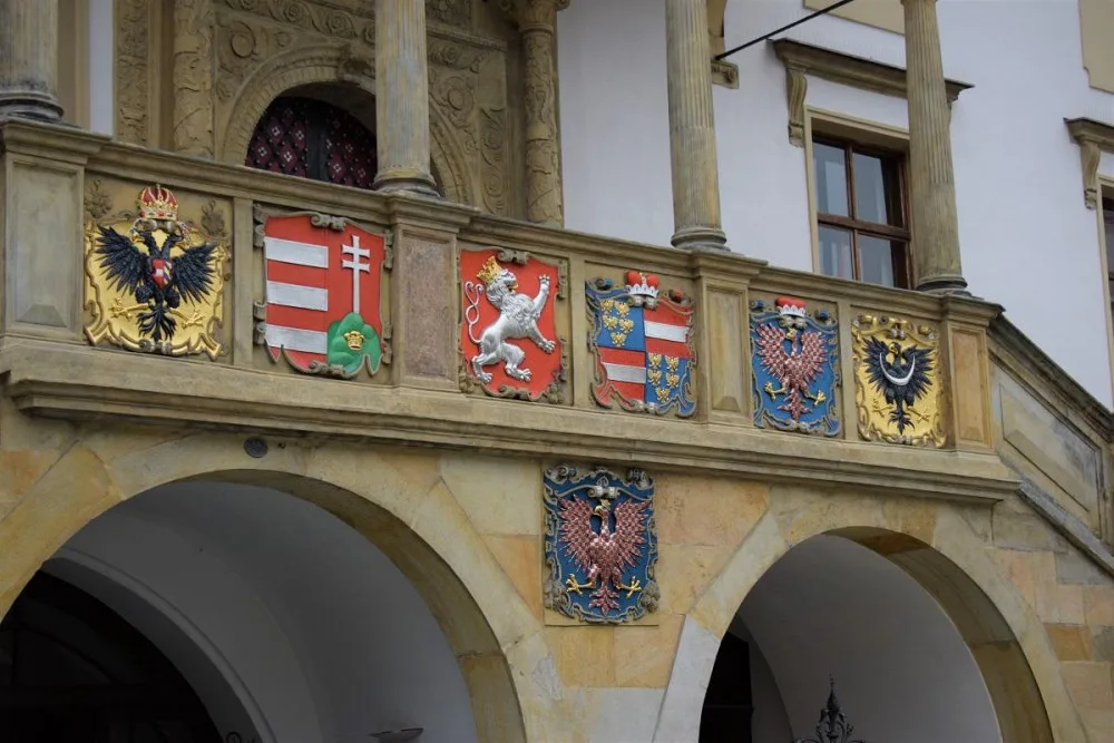 FOTO: Opravu olomoucké radnice dovršilo slavnostní odhalení erbů