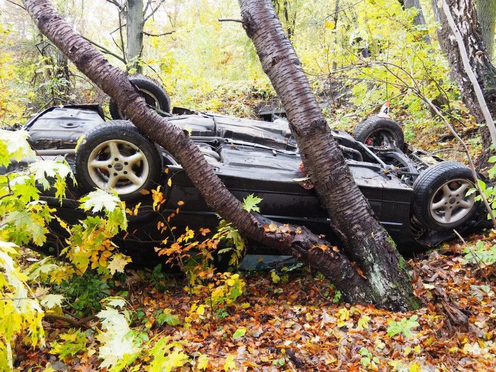 Auto se při nehodě převrátilo na střechu.