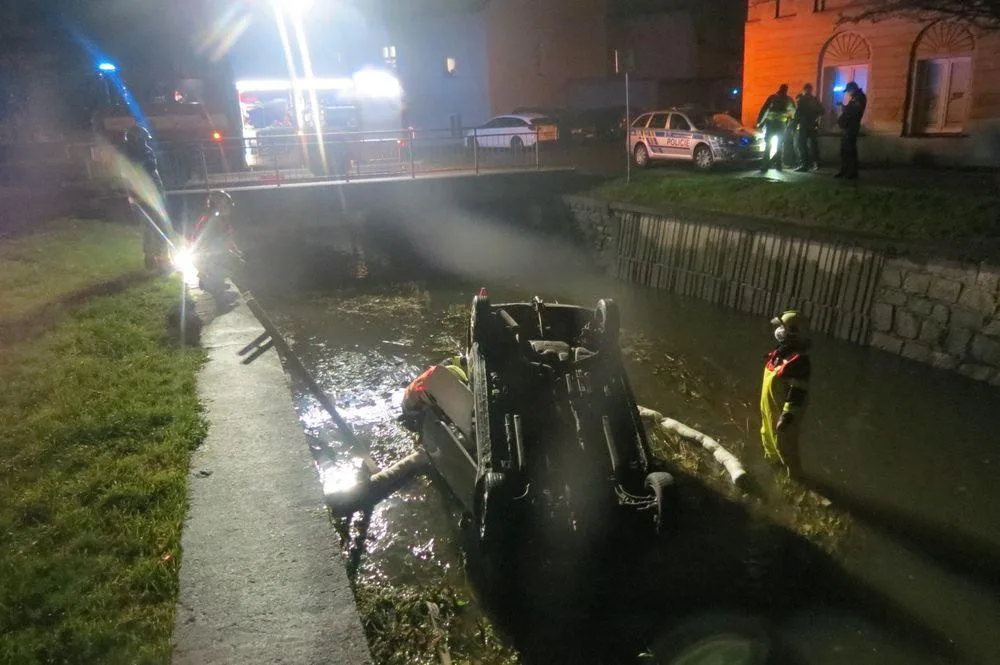 Auto se při pádu do vody převrátilo na střechu.