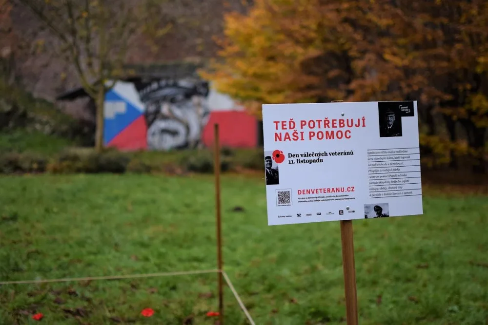 V Bezručových sadech vyrostlo makové pole, které připomíná válečné veterány. Součástí je i veřejná sbírka