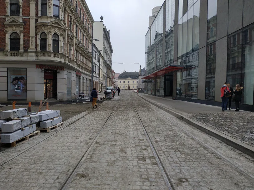 Rekonstrukce ulice 8. května se chýlí ke konci. Tramvaje po ní začnou jezdit během pár týdnů