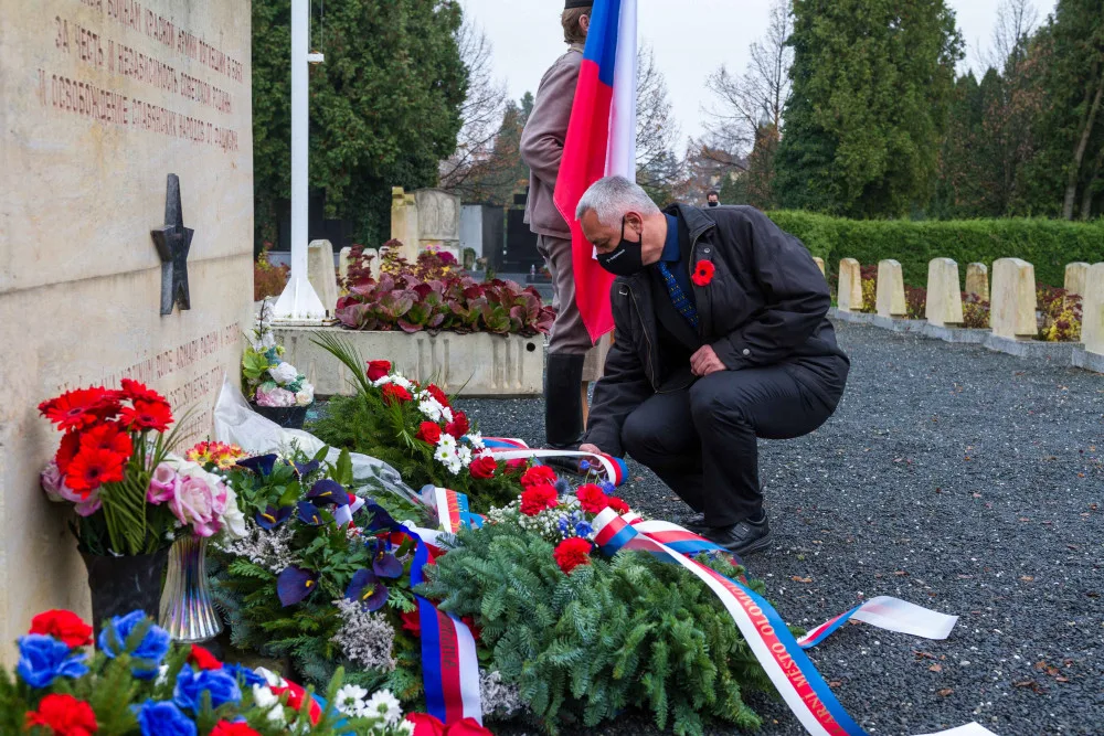 Hejtman Jiří Suchánek na pietním aktu v Olomouci