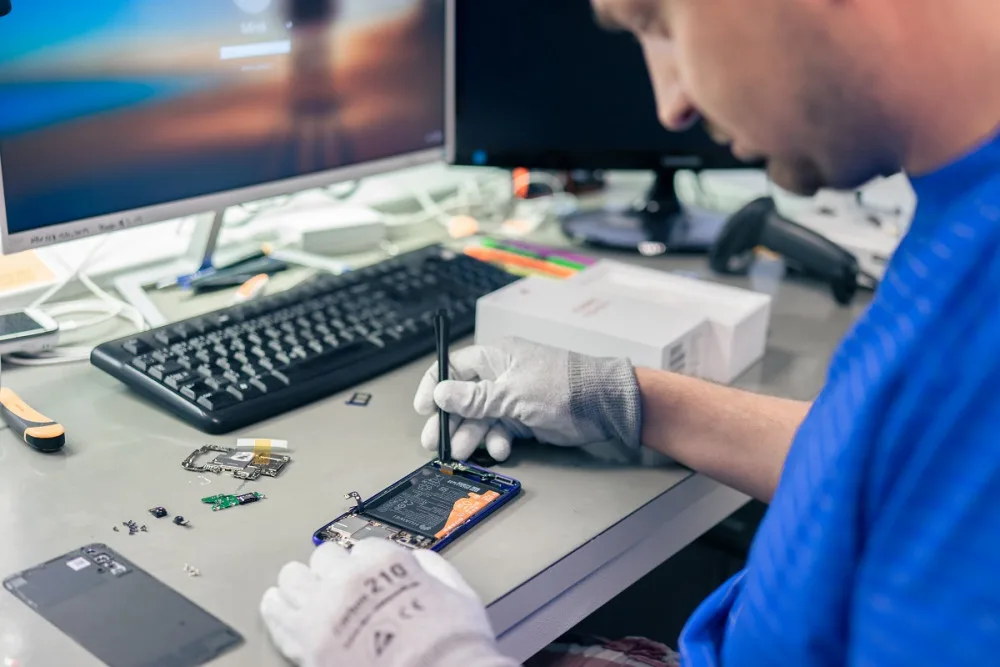 Nahlédněte do útrob autorizovaného servisu BPS Mobil. Proč se vyplatí telefon přinést rovnou tam?