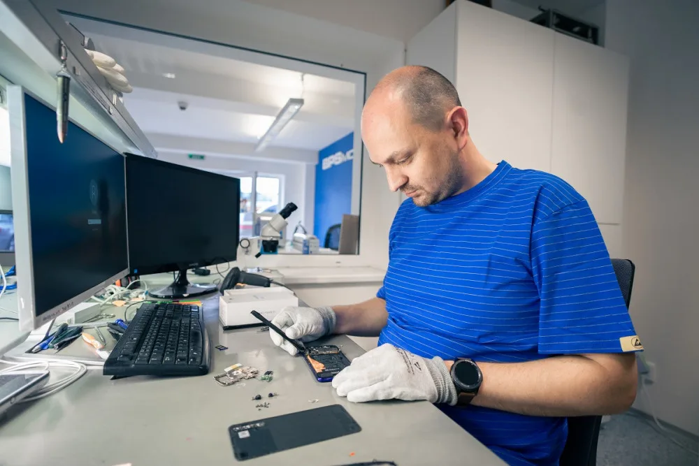 Nahlédněte do útrob autorizovaného servisu BPS Mobil. Proč se vyplatí telefon přinést rovnou tam?
