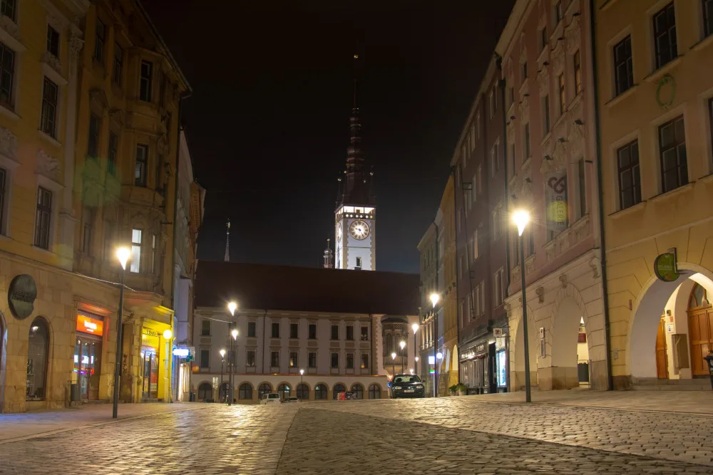 Pohled na radnici z Dolního náměstí.