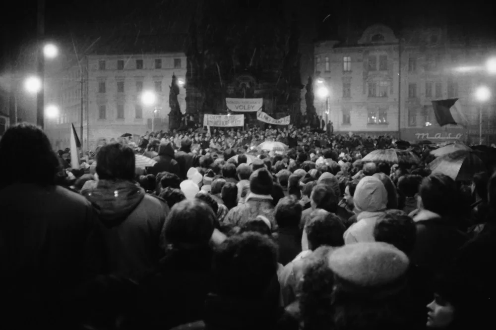 VIDEO A FOTO: Sametová revoluce v Olomouci aneb plné náměstí, papírové krabice a Havel